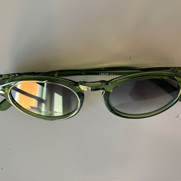 Vintage Retro UV Sun Glasses - Picture 2 of 4